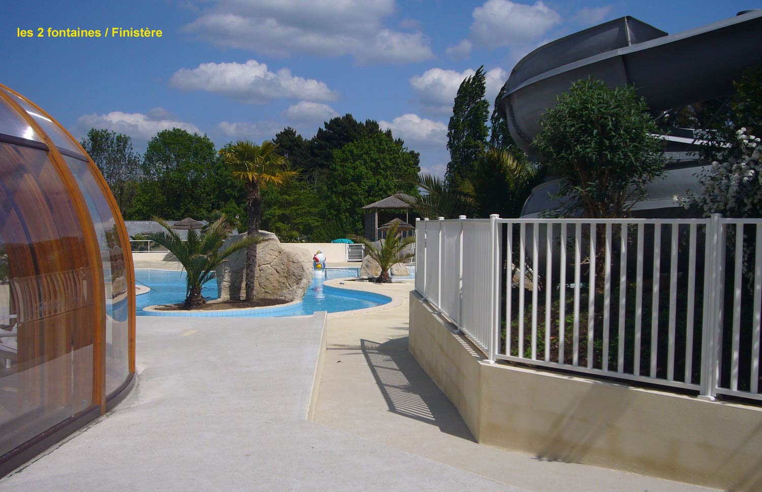 barrière de piscine en verre dans le camping - les 2 fontaines dans le Finistère - clôturant un superbe équipement paysagé avec plusieurs bassins de piscine