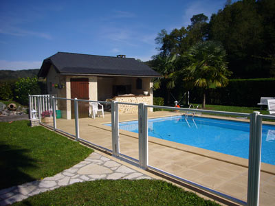 les barrières en verre de sécurité de piscine installées en façade de bord de piscine