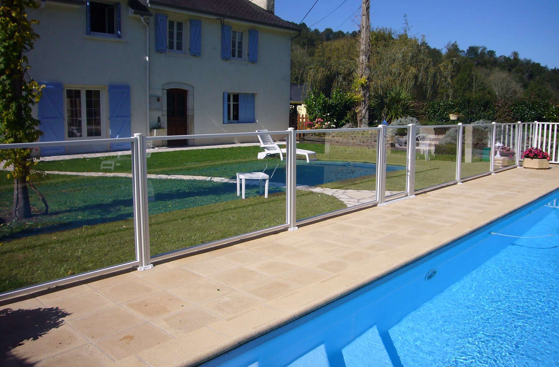 résistante aux chocs, la barriere de verre de protection de piscine garantie la sécurité même de jeux extérieurs