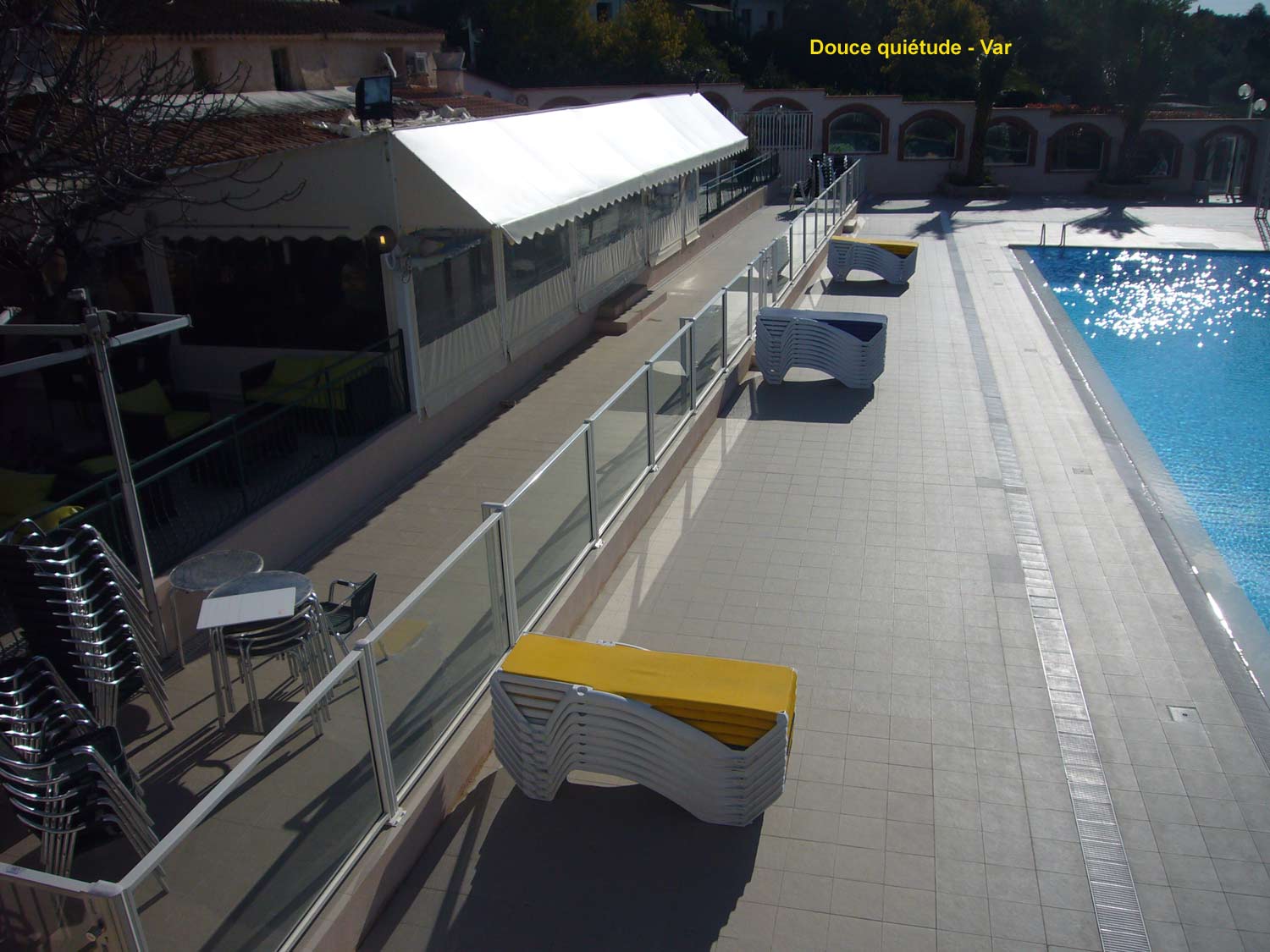 barrière de piscine en verre et barreaux dans le camping - Douce quiétude dans le Var - clôturant un superbe équipement paysagé avec plusieurs bassins de piscine