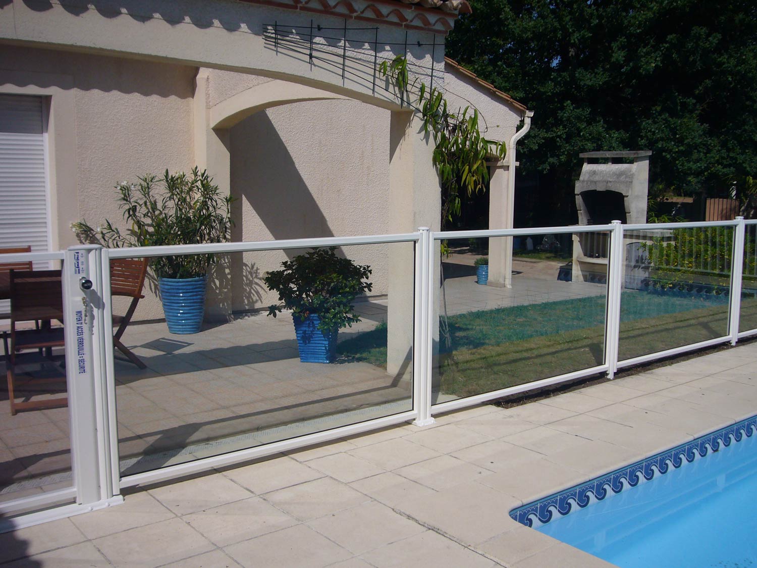 barrière de piscine en verre et barreaux à saint Médard  - clôturant un superbe équipement paysagé avec plusieurs bassins de piscine