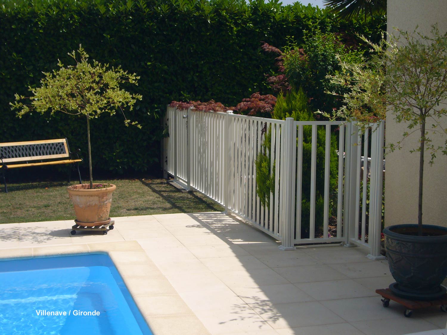 barrière de piscine en verre et barreaux dans le camping - Douce quiétude dans le Var - clôturant un superbe équipement paysagé avec plusieurs bassins de piscine