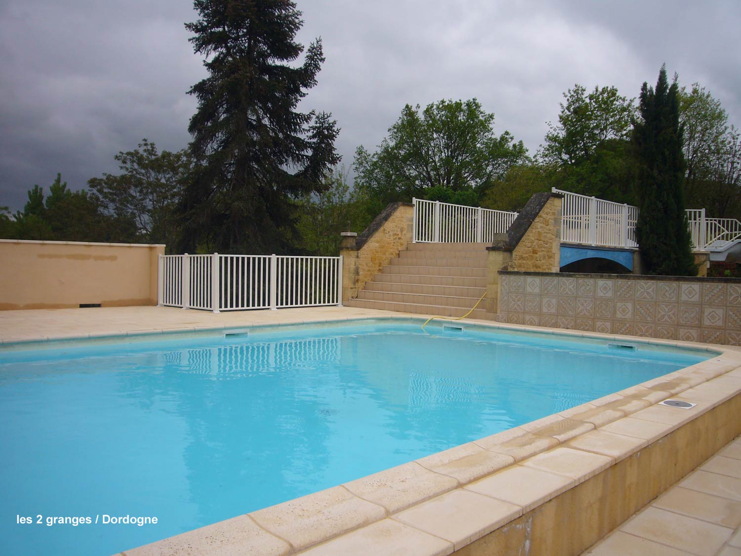 barrière de piscine en verre et barreaux à Villenave  - clôturant un superbe équipement paysagé avec plusieurs bassins de piscine