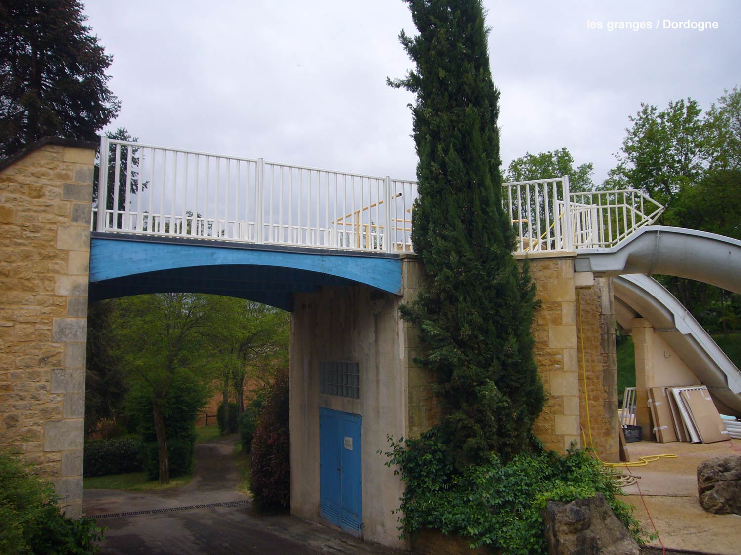 barrière de piscine en verre et barreaux à Villenave  - clôturant un superbe équipement paysagé avec plusieurs bassins de piscine