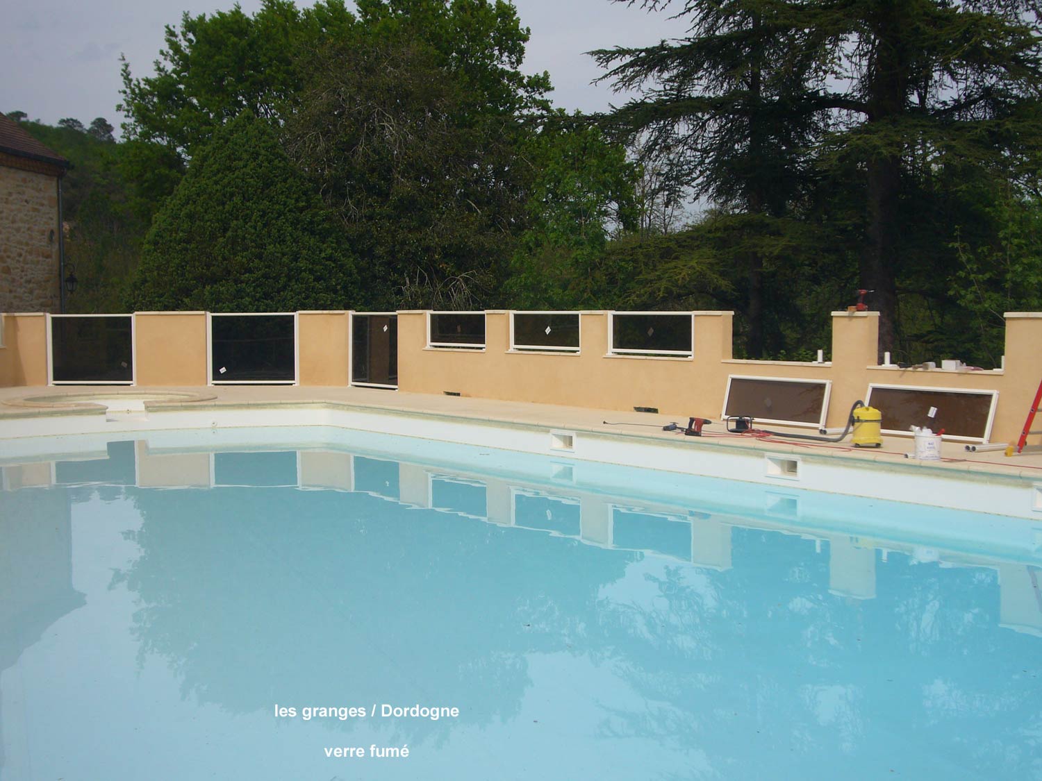 barrière de piscine en verre et barreaux à Villenave  - clôturant un superbe équipement paysagé avec plusieurs bassins de piscine