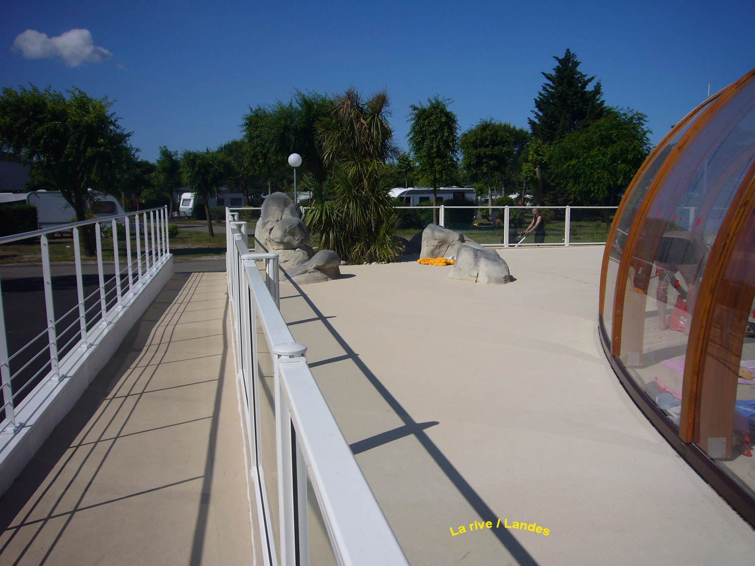 barrière de piscine en verre et barreaux camping la rive à Biscarosse - 40 - clôturant un superbe équipement paysagé avec plusieurs bassins de piscine