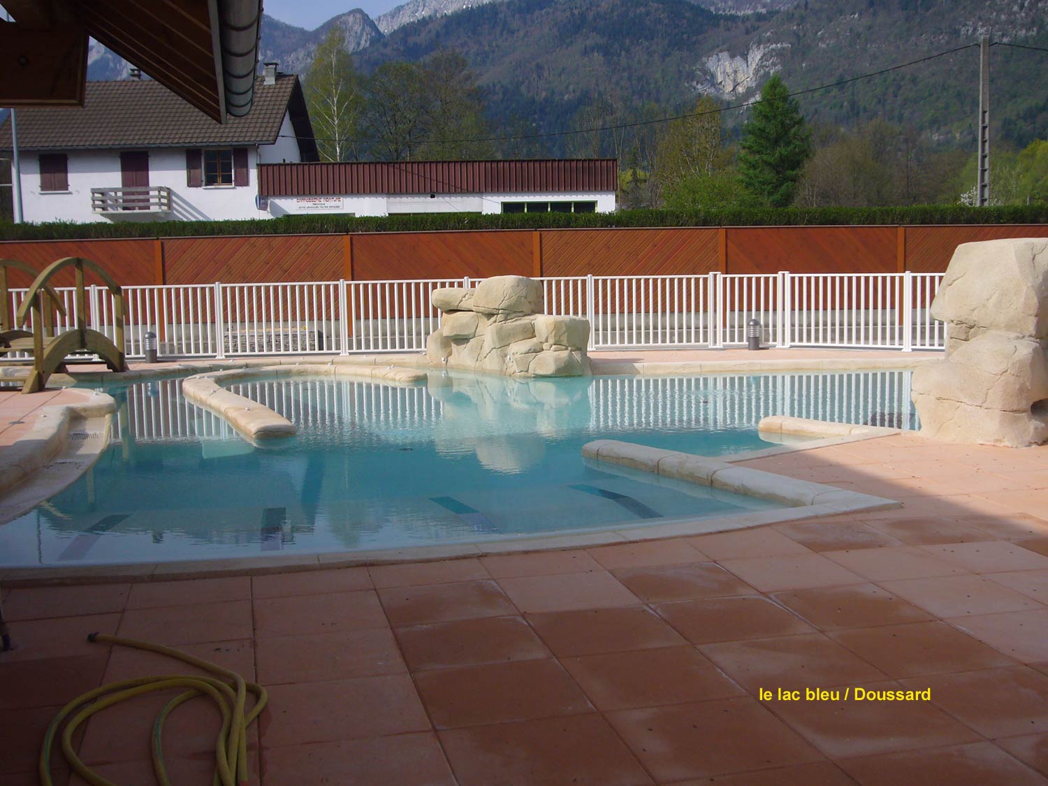 barrière de piscine en verre et barreaux camping le lac bleu à Doussard - 73 - clôturant un superbe équipement paysagé avec plusieurs bassins de piscine