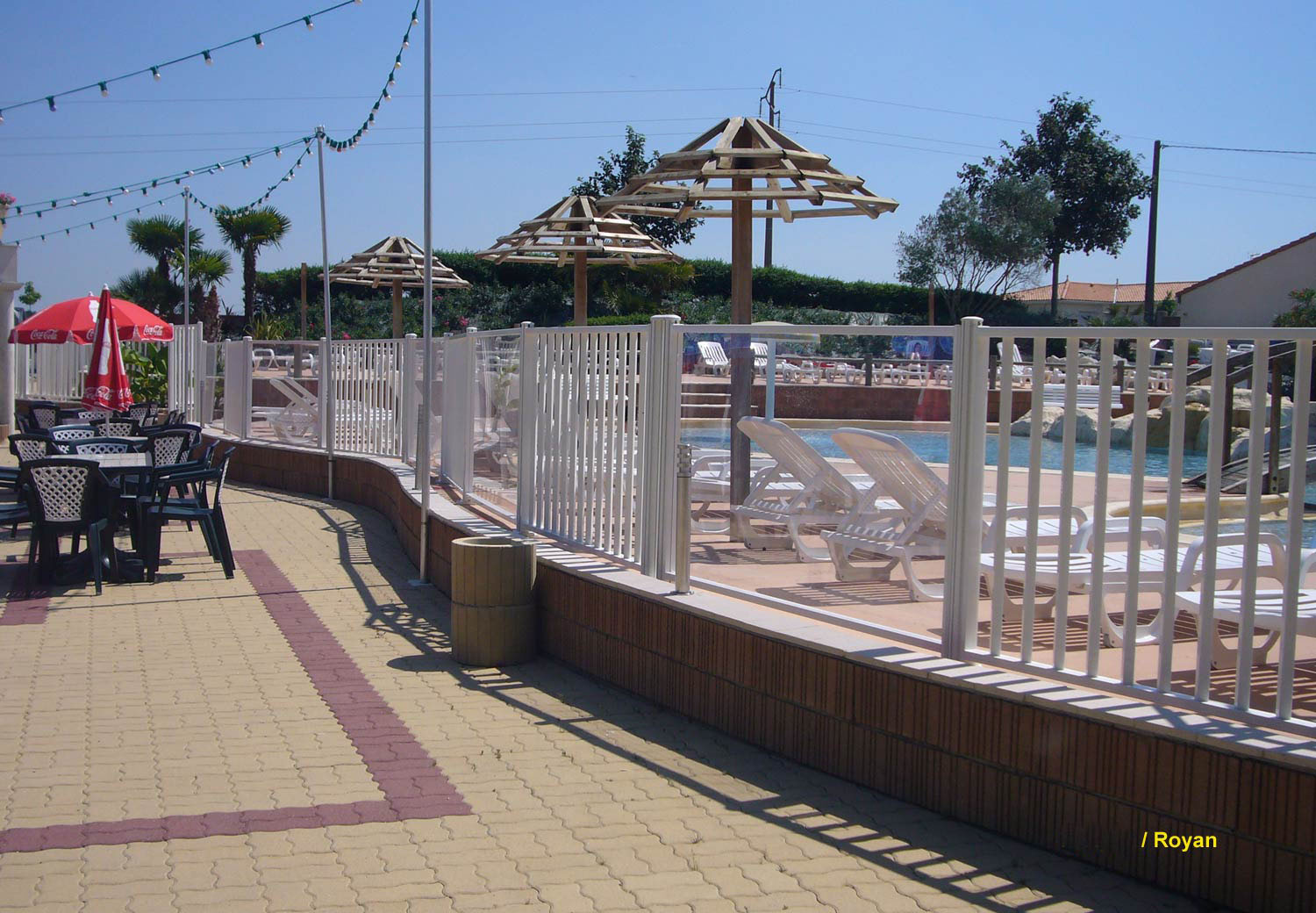 barrière de piscine en verre et barreaux camping le Royan en Charente Maritime - clôturant un superbe équipement paysagé avec plusieurs bassins de piscine